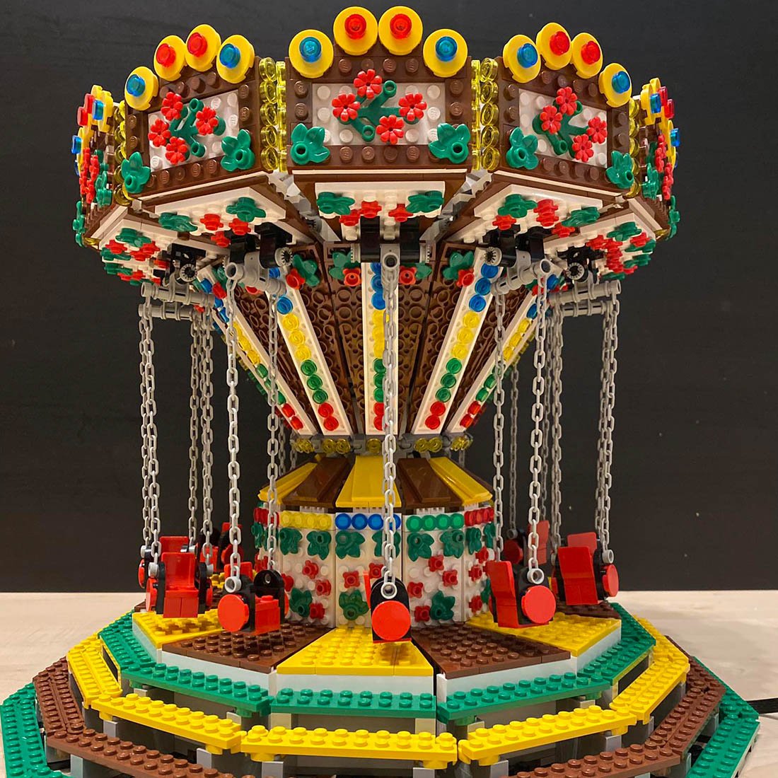 MOC Christmas Chained Carousel - LesDiy